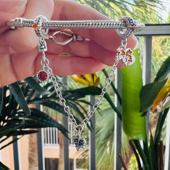 Maple Leafs 🍁 Safety Chain Dangle Charm - Picture 6 of 10